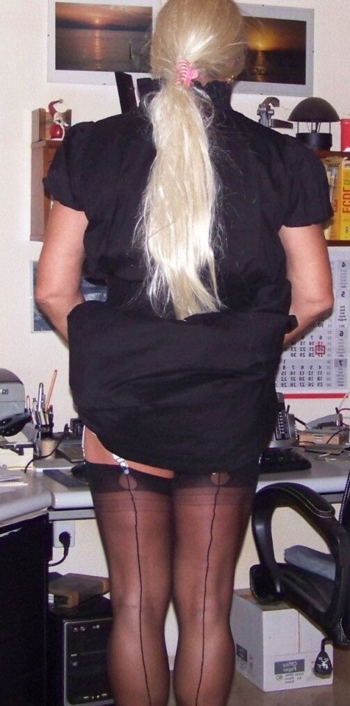 16P Máscaras y medias de rejilla hacen que la polla de esta travesti cachonda se sienta bien