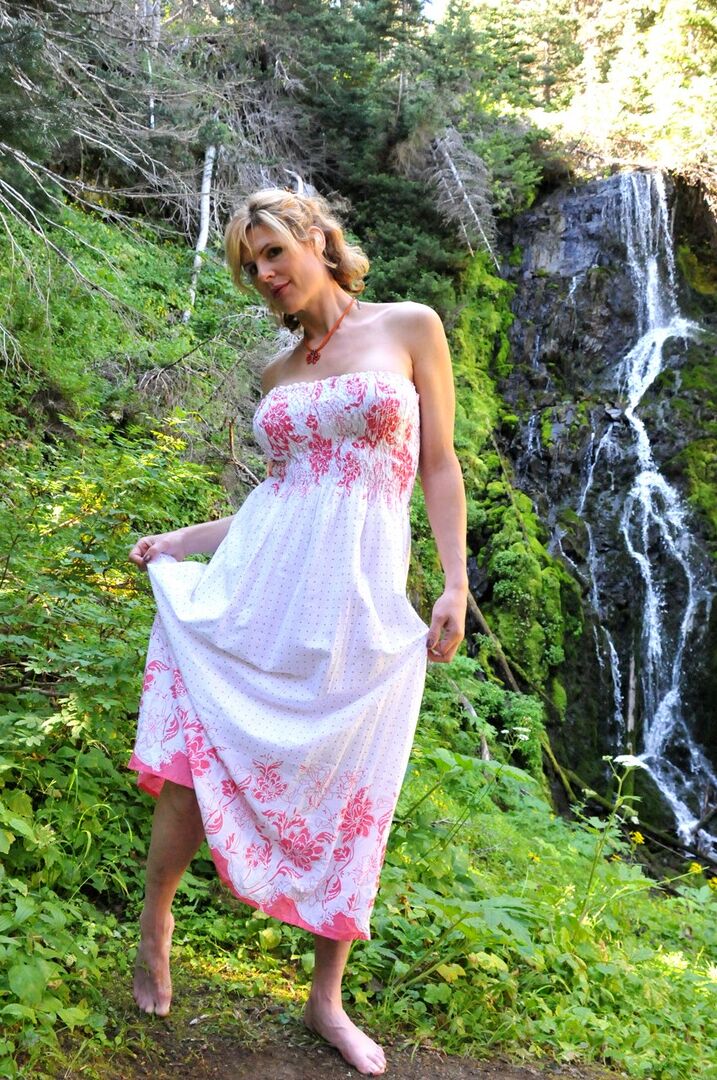 20P Хорошенькая Делия у водопада, стоящая под платьем