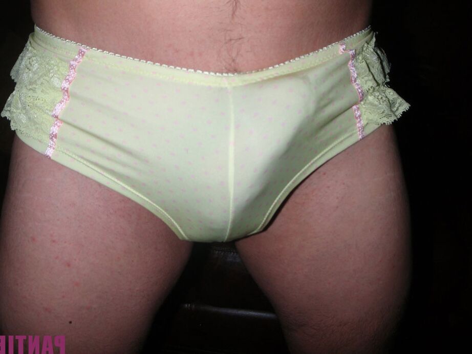 15P 信じられないほどセクシーなパンティを着た弱虫が硬いチンポを見せつける