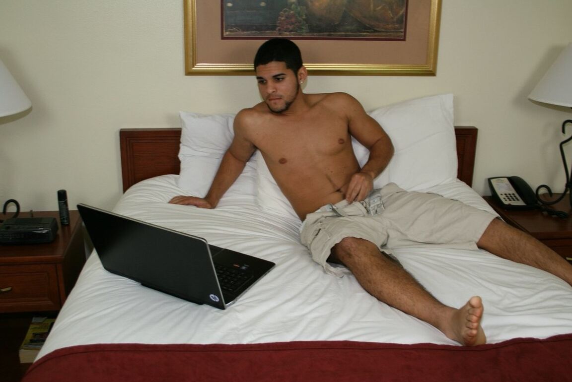 12P La puma super caliente Amber Bach le hace una paja a su jovencito en un hotel