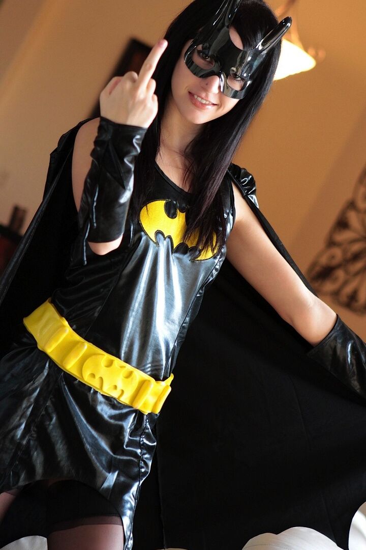 15P Das dunkelhaarige Mädchen Catie Minx zieht einen Batman-Anzug aus, um nackt zu modeln