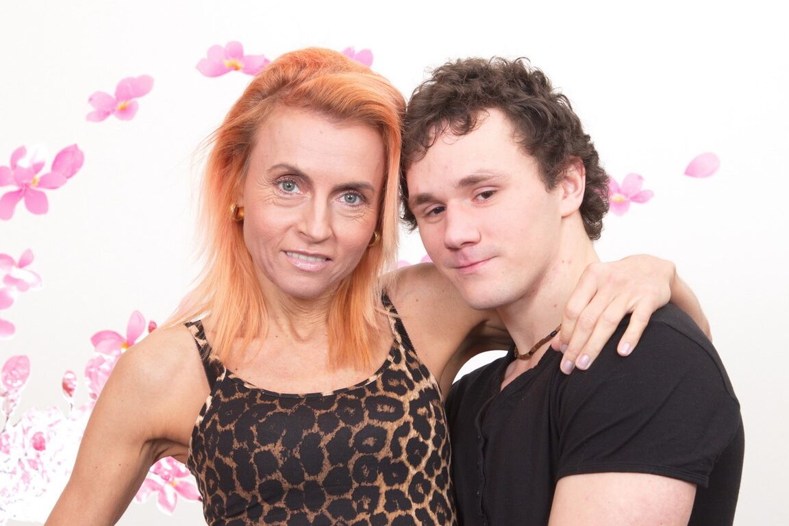 15P Cougar rousse se met seins nus après avoir embrassé son toy boy sur le canapé