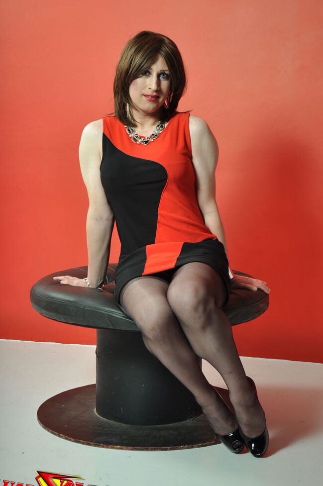 15P Una TGirl muy sensual luciendo su vestido rojo y negro