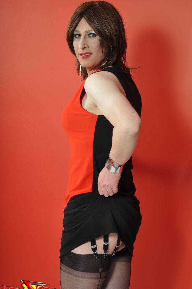 15P Una TGirl muy sensual luciendo su vestido rojo y negro