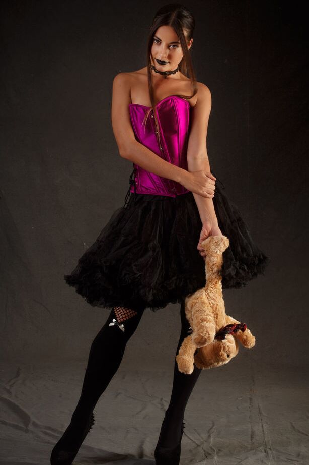18P La adorable jovencita Lorena B revela su coño recortado con la ayuda de un juguete de peluche
