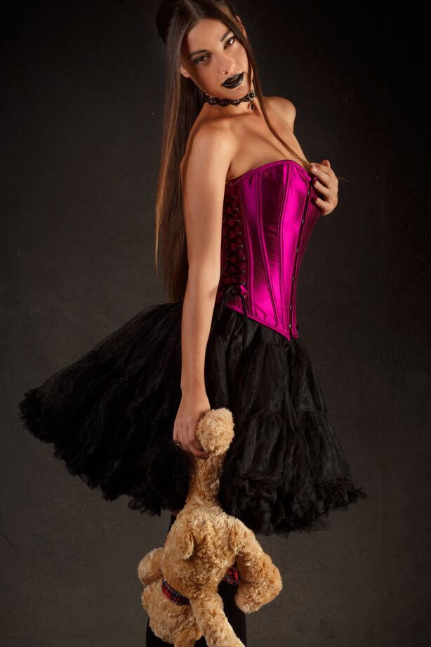 18P La adorable jovencita Lorena B revela su coño recortado con la ayuda de un juguete de peluche