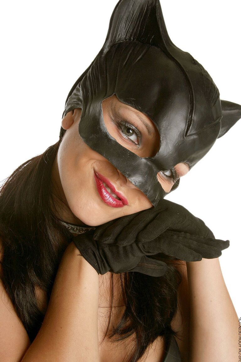 15P Sexy cosplay MILF Katty em macacão de couro espalhando os lábios da buceta usando luvas