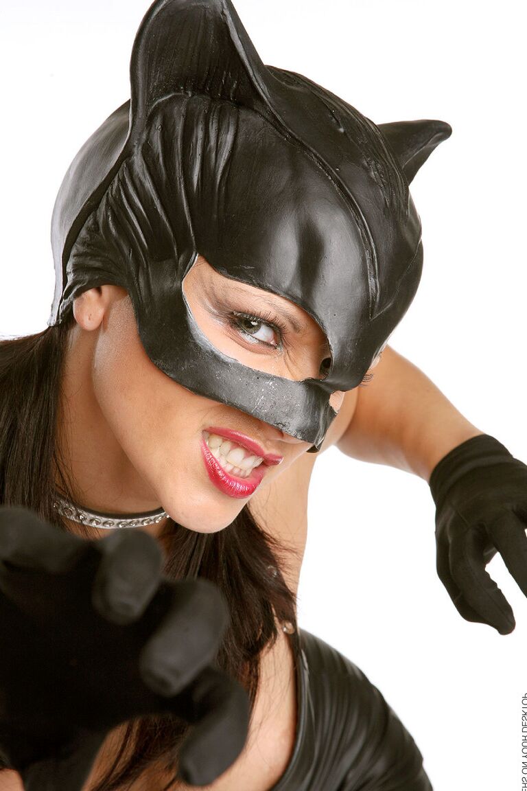 15P Sexy cosplay MILF Katty em macacão de couro espalhando os lábios da buceta usando luvas