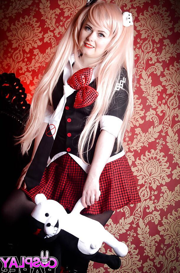 16P A loira Danni Marie posa sedutoramente em uma sessão de fotos de cosplay obscena