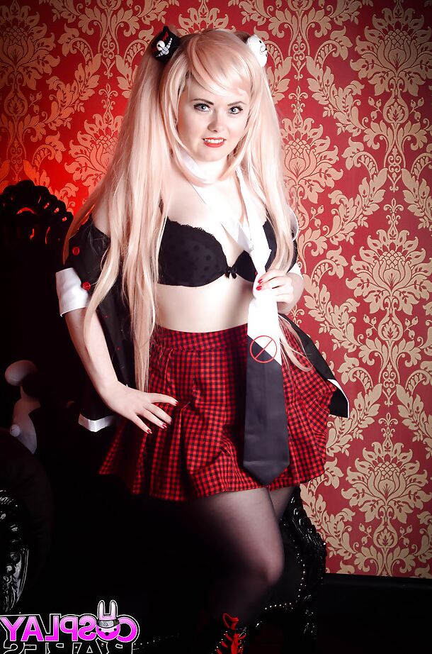 16P A loira Danni Marie posa sedutoramente em uma sessão de fotos de cosplay obscena