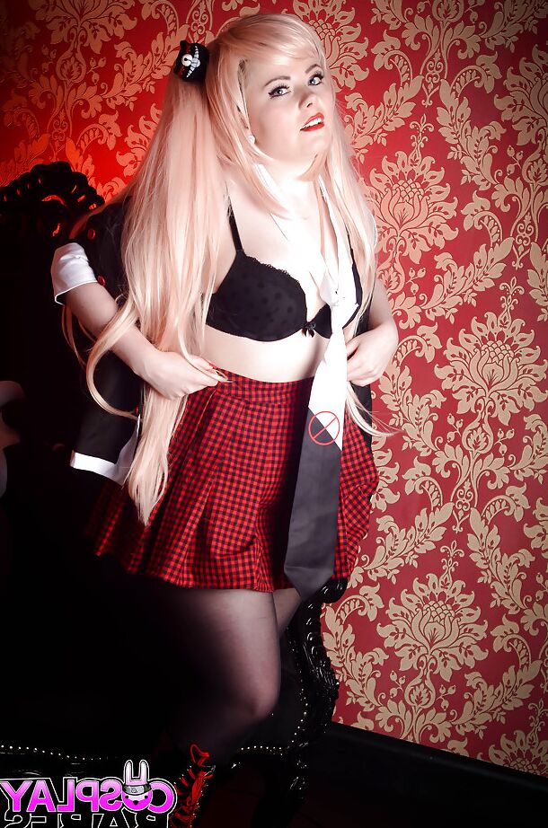 16P A loira Danni Marie posa sedutoramente em uma sessão de fotos de cosplay obscena