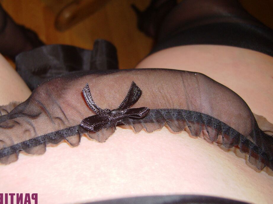15P Diese Slip-Boyz sehen in ihren schwarzen Dessous und den passenden Höschen fantastisch aus