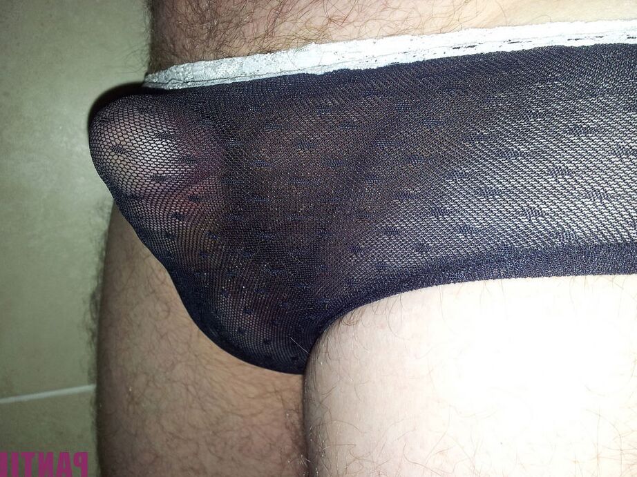 15P Diese Slip-Boyz sehen in ihren schwarzen Dessous und den passenden Höschen fantastisch aus