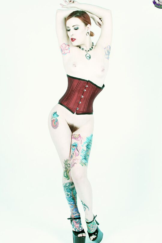15P Ruiva pálida com tatuagens Anastassia Bear posa nua em um cincher de cintura