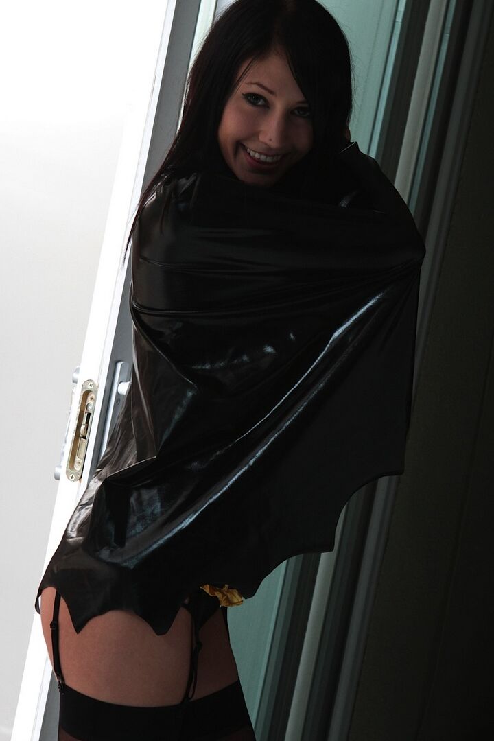 15P La jolie jeune Catie Minx enlève sa lingerie Batgirl en bas noirs.