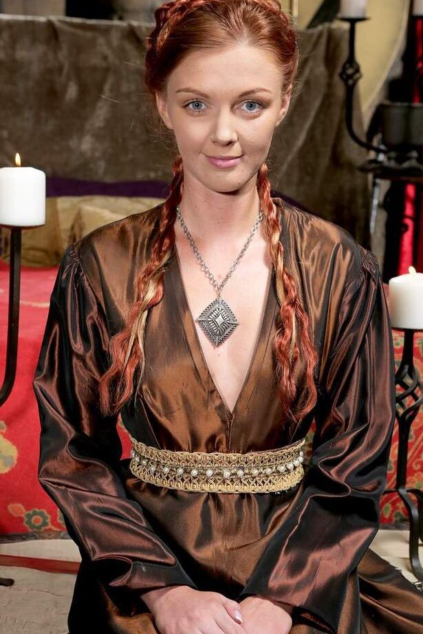 16P A garota solo Marie McCray tira suas roupas inspiradas no GOT