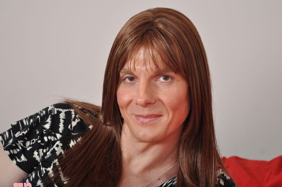16P Crossdresser avec un magnifique sourire posant avec une blonde aux gros seins