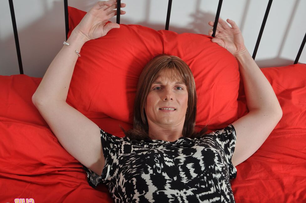 16P Crossdresser avec un magnifique sourire posant avec une blonde aux gros seins