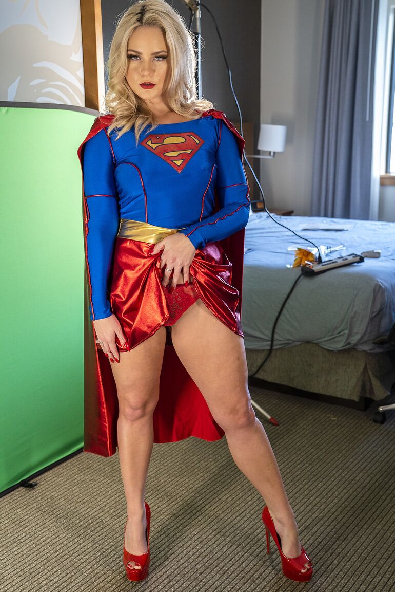 21P La superchica rubia Lisey Sweet expone su delicioso culo y sus calientes tetas en un solo