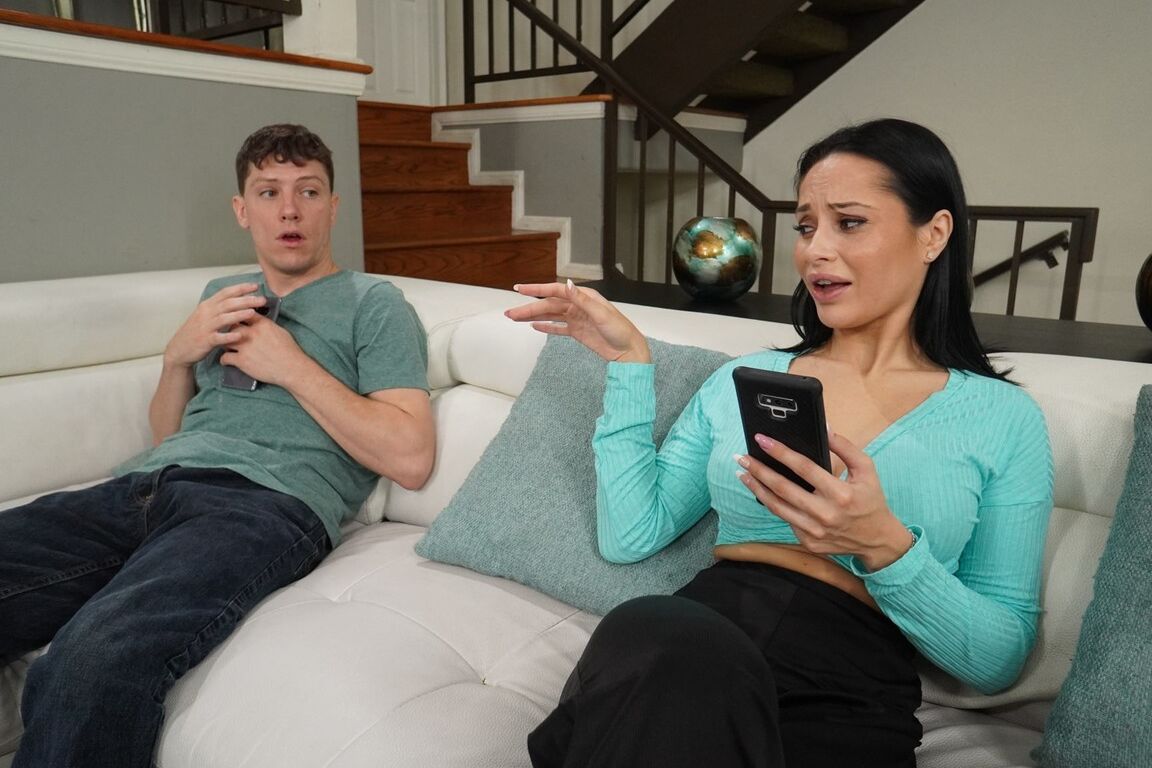 21P Linda MILF Crystal Rush revela suas ótimas curvas antes de dar uma cabeçada épica