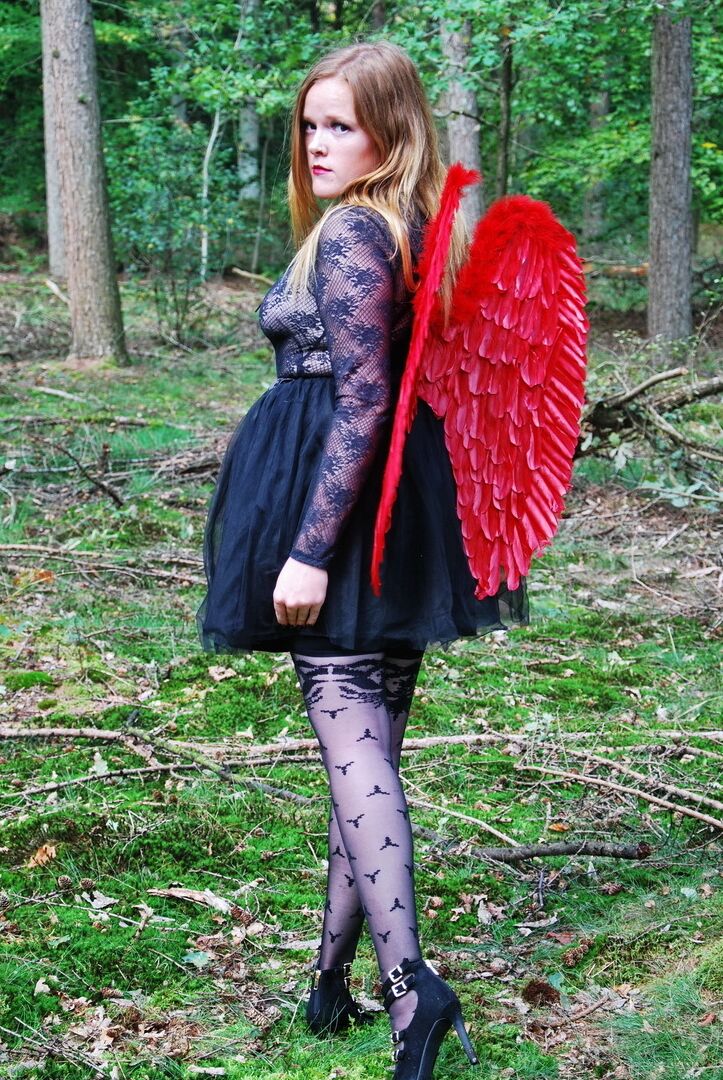 20P Une fille solo amateur arbore des ailes d'ange tout en modélisant de la lingerie sur une souche d'arbre