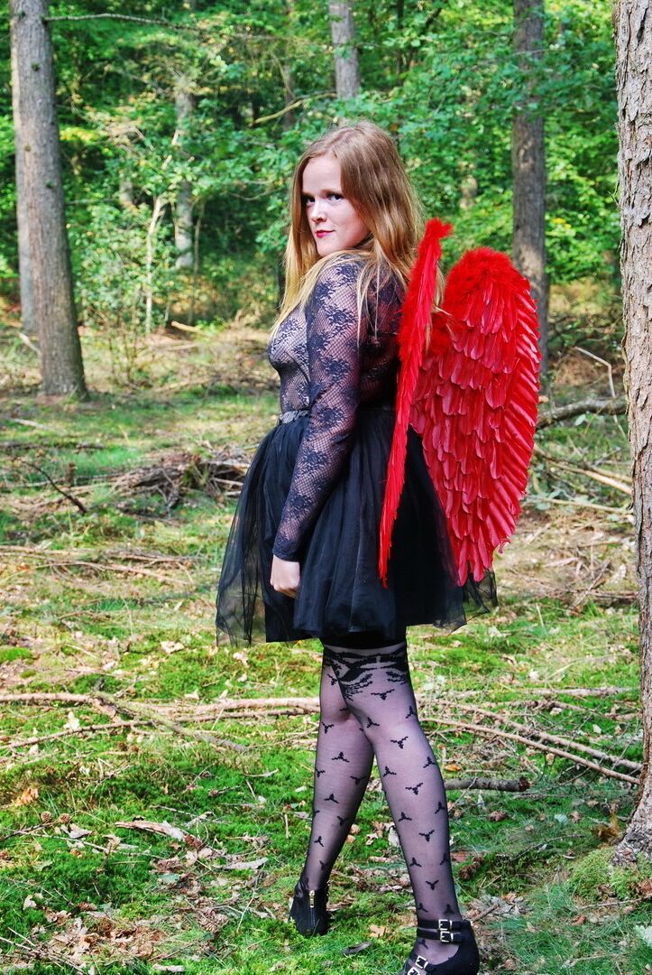20P Une fille solo amateur arbore des ailes d'ange tout en modélisant de la lingerie sur une souche d'arbre