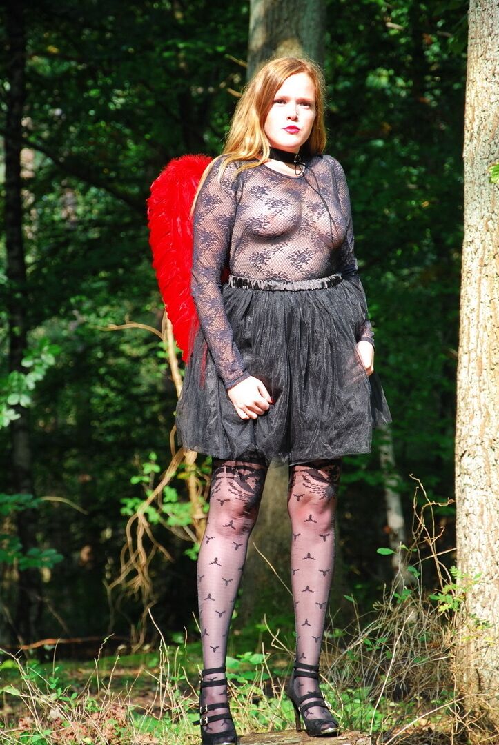 20P Une fille solo amateur arbore des ailes d'ange tout en modélisant de la lingerie sur une souche d'arbre