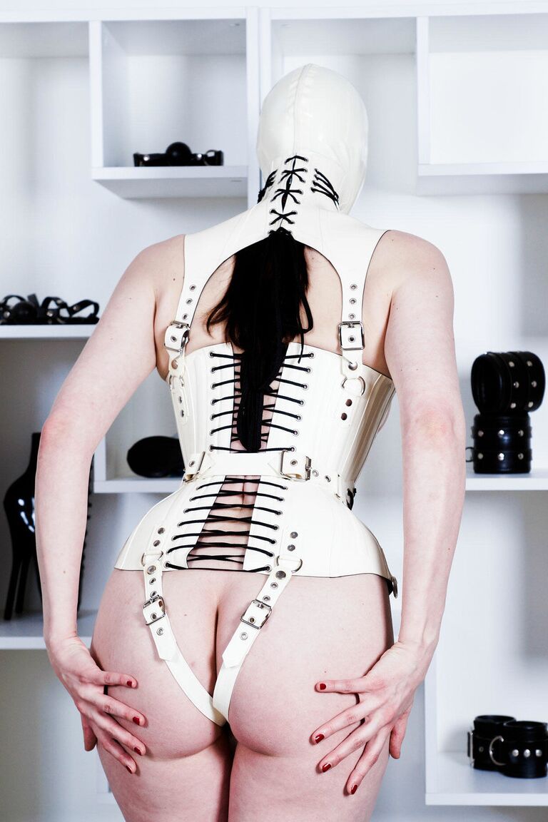 16P Solo-Girl Dutch Dame modelt Latex-Fetischkleidung in hochhackigen Stiefeln