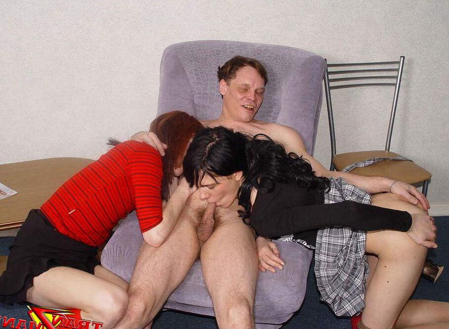 15P Crossdressers sacanagens transando em público e fazendo uma orgia