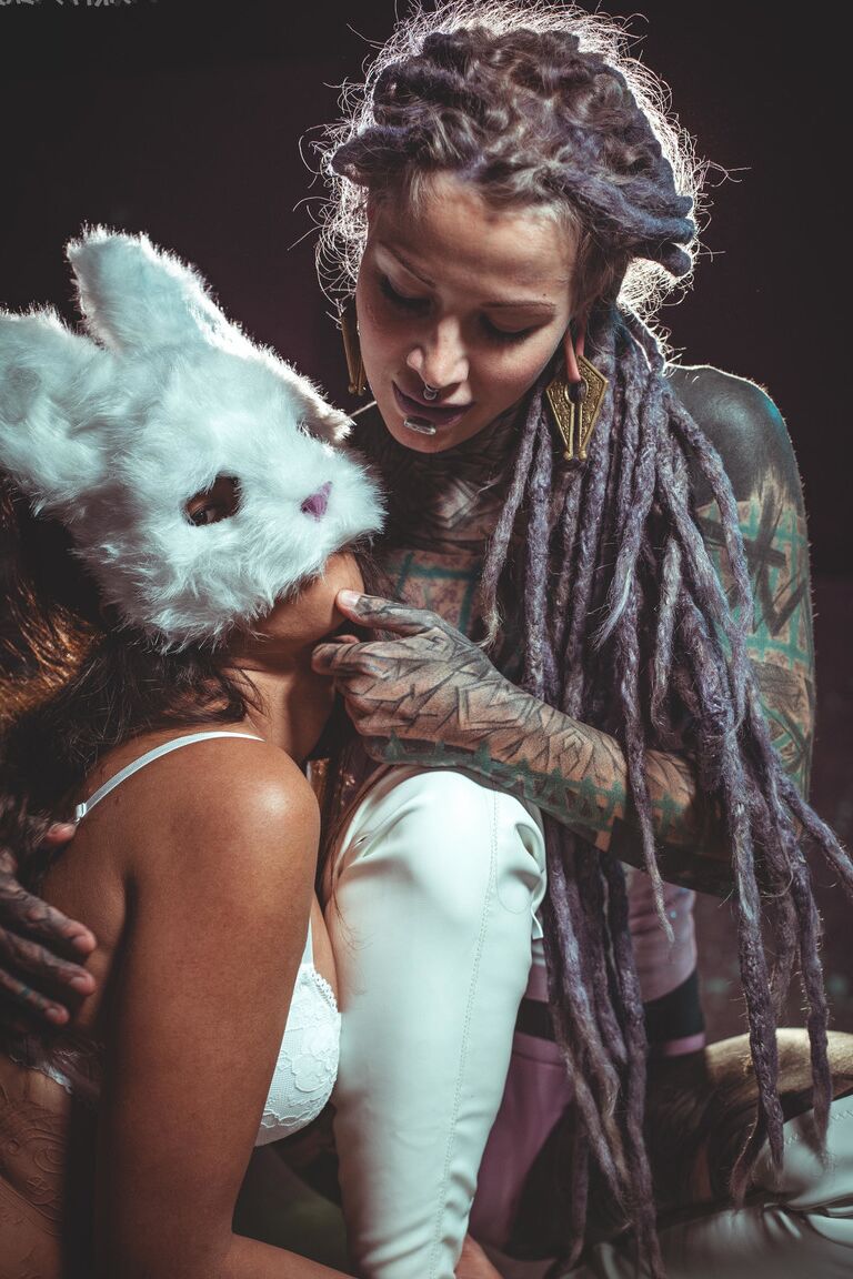 16P Une nana tatouée suspend son amante lesbienne après l'avoir attachée avec des cordes