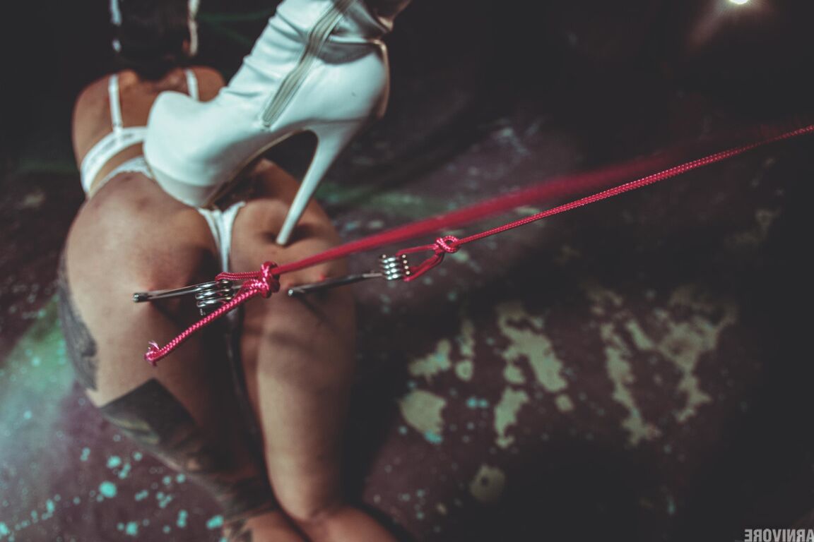 16P Une nana tatouée suspend son amante lesbienne après l'avoir attachée avec des cordes