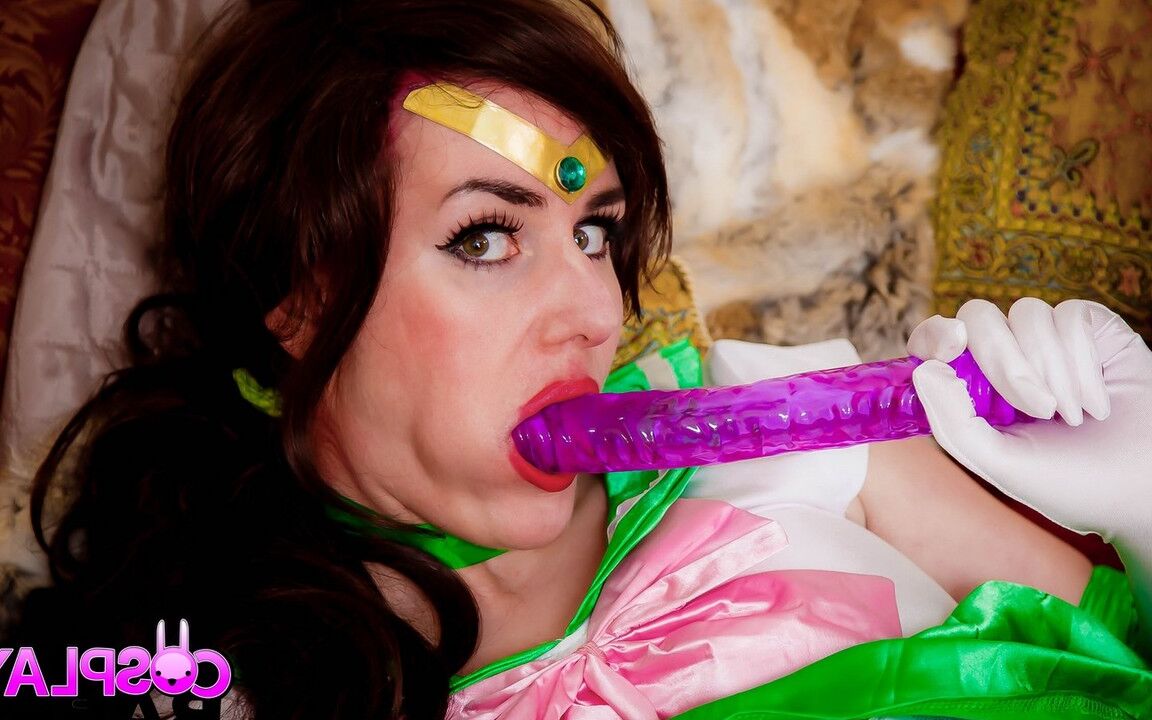 14P Elise Adore, une poulette en chaleur, se masturbe avec des jouets alors qu'elle porte des vêtements de cosplay