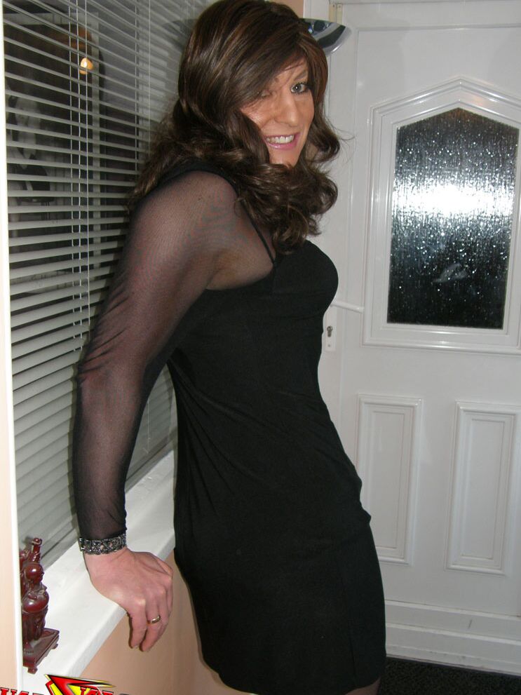 15P Hermosa travesti morena provocando con un par de medias de nailon negras y haciendo juego