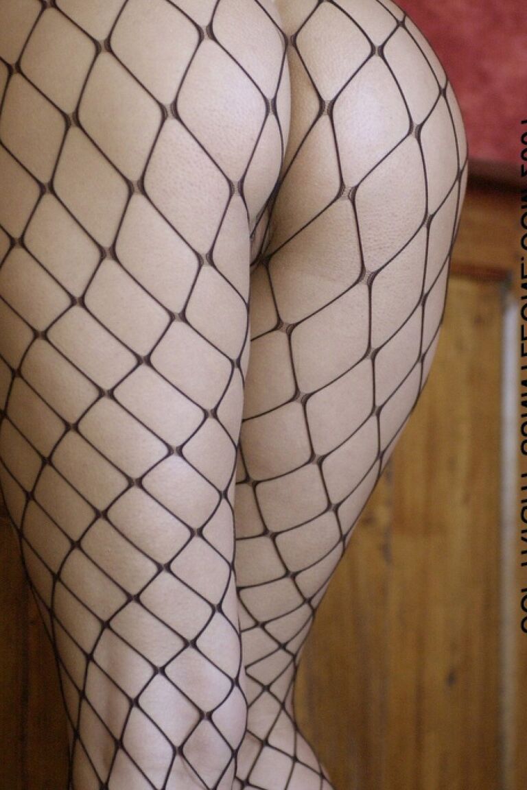17P, la star du porno indienne Sunny Leone montre sa chatte en résille noire et corset.