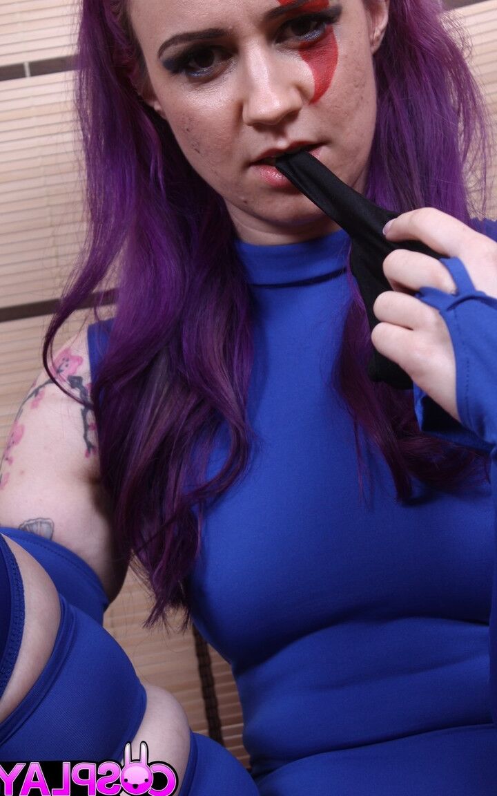 14P Solo girl Vellocet dedilha sua vagina enquanto adorna um traje de cosplay