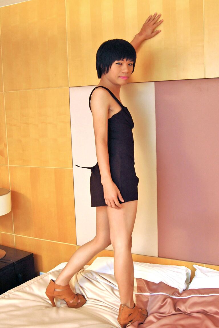 21P Ladyboy asiático de cabelos curtos Beybey esfrega seu minúsculo pau peludo na cama