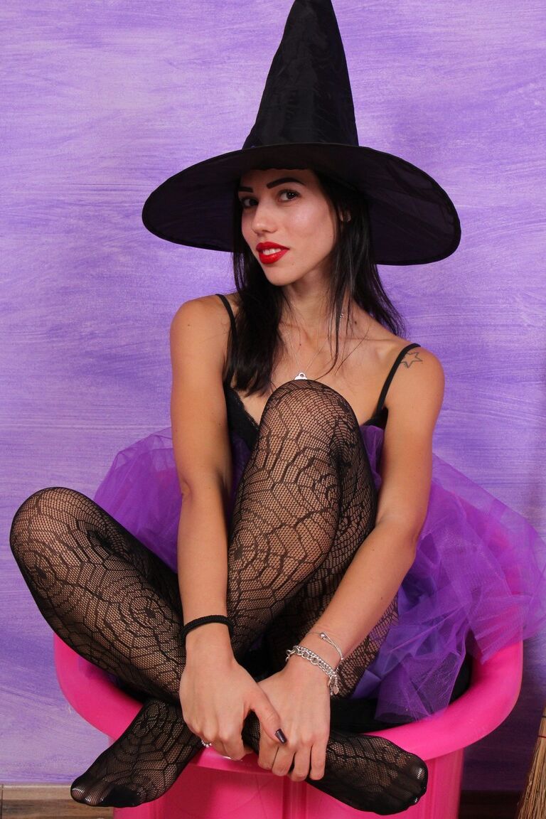 10P Sexy Hexe Petra zeigt ihre sexy Sohlen