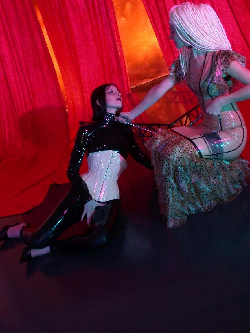 16P Saskia domine TGTBondage, Domination féminine, Latex