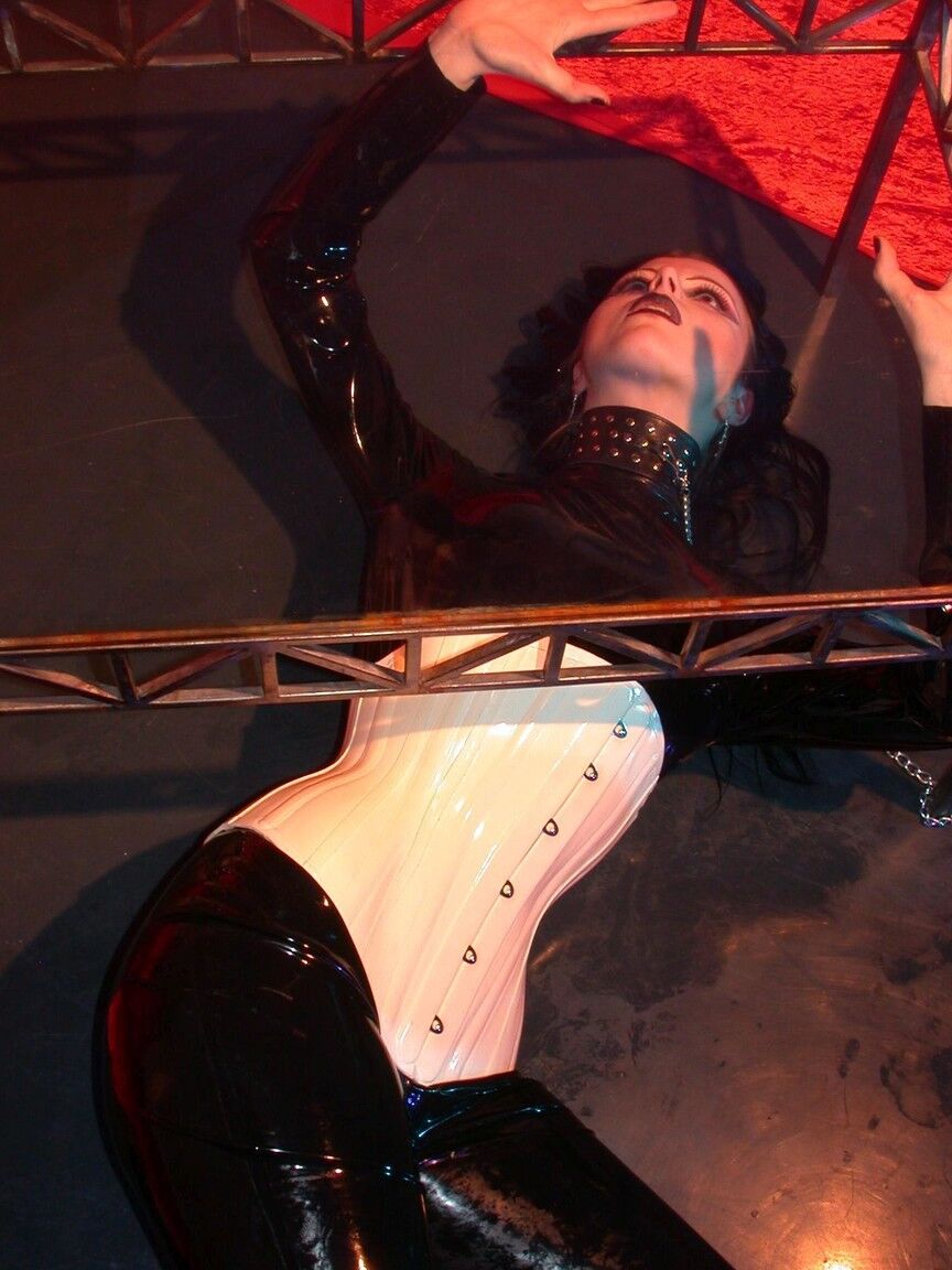 16P Saskia domine TGTBondage, Domination féminine, Latex