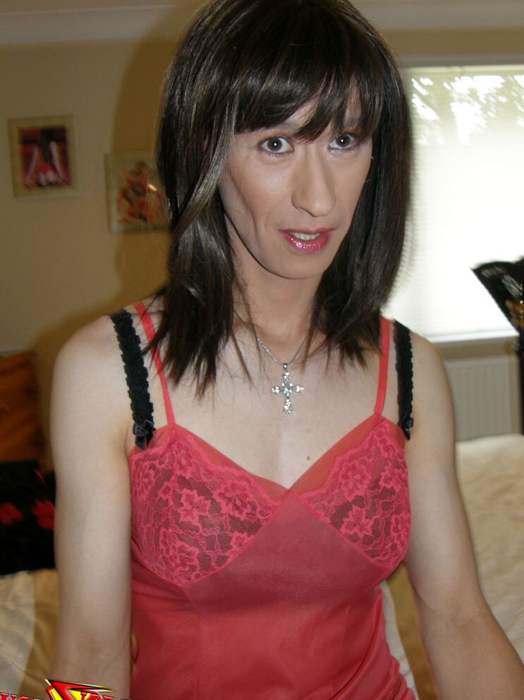 15P Crossdresser morena sexy vestindo lingerie rosa e meias de nylon sedosas para