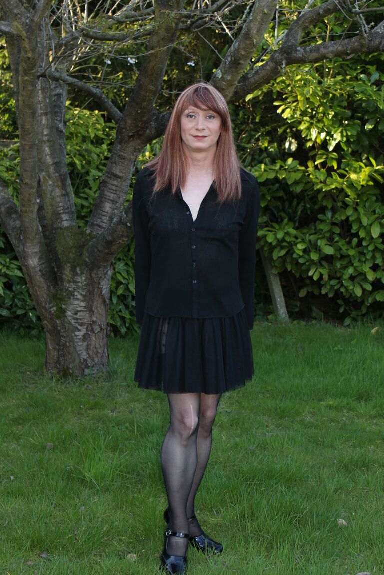 15P Lucimay adore sortir sa bite de tgirl quand elle est dehors