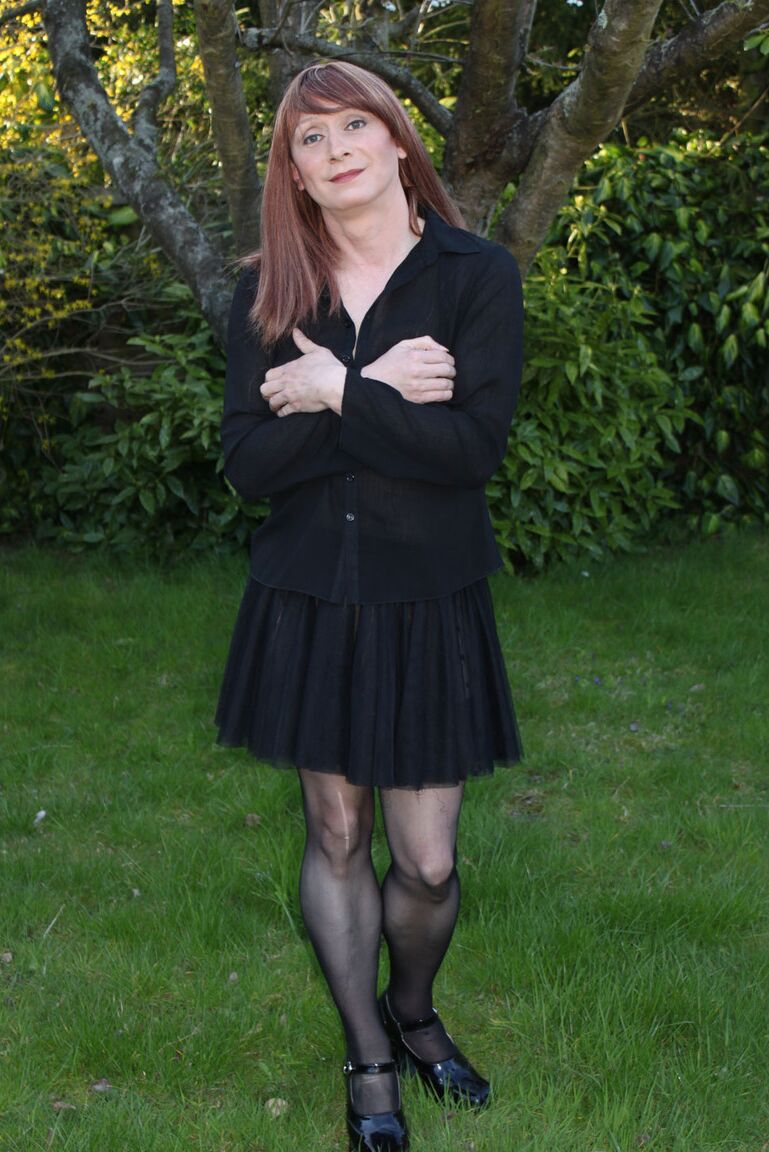15P Lucimay adore sortir sa bite de tgirl quand elle est dehors