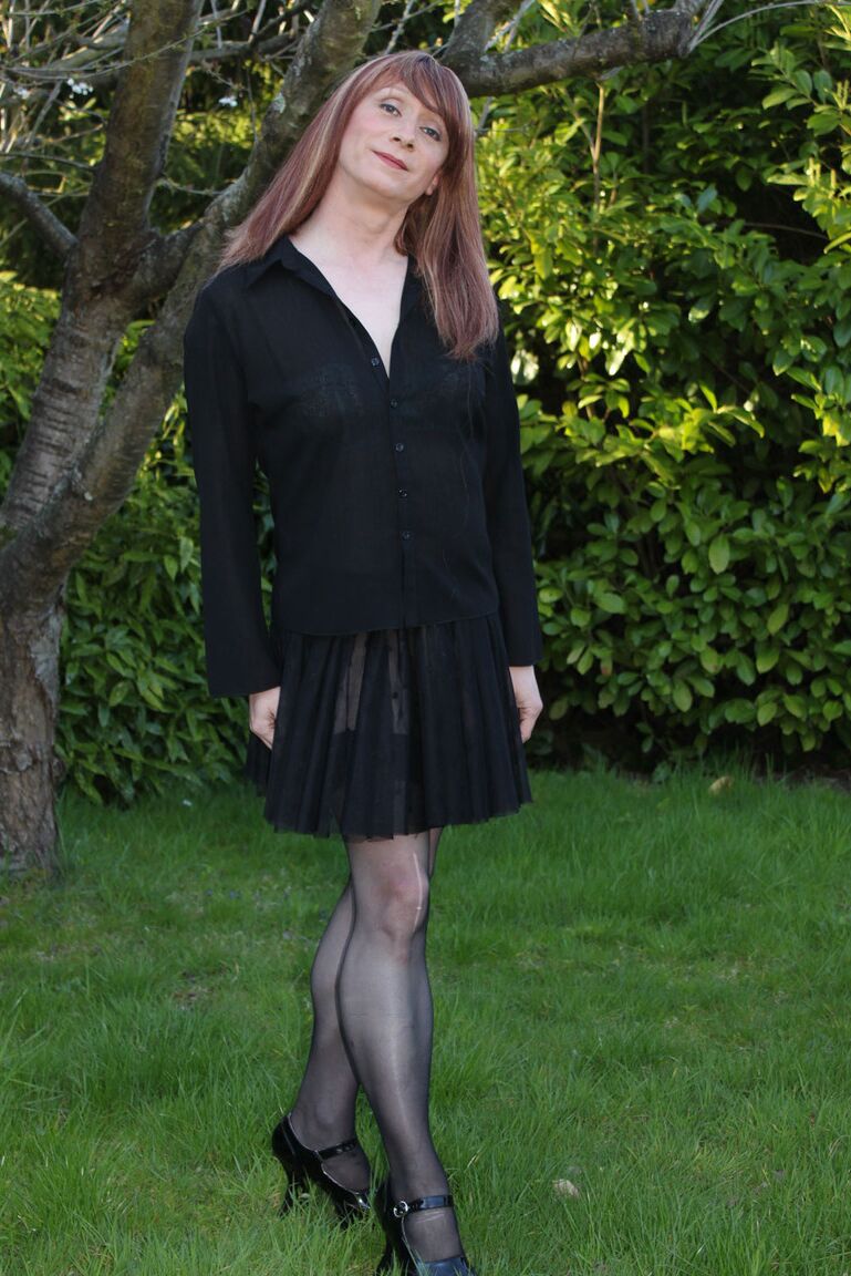 15P Lucimay adore sortir sa bite de tgirl quand elle est dehors