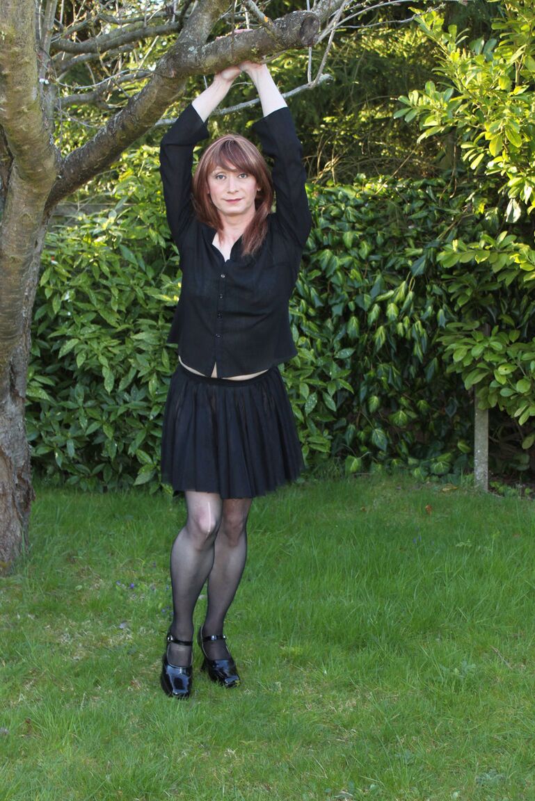 15P Lucimay adore sortir sa bite de tgirl quand elle est dehors