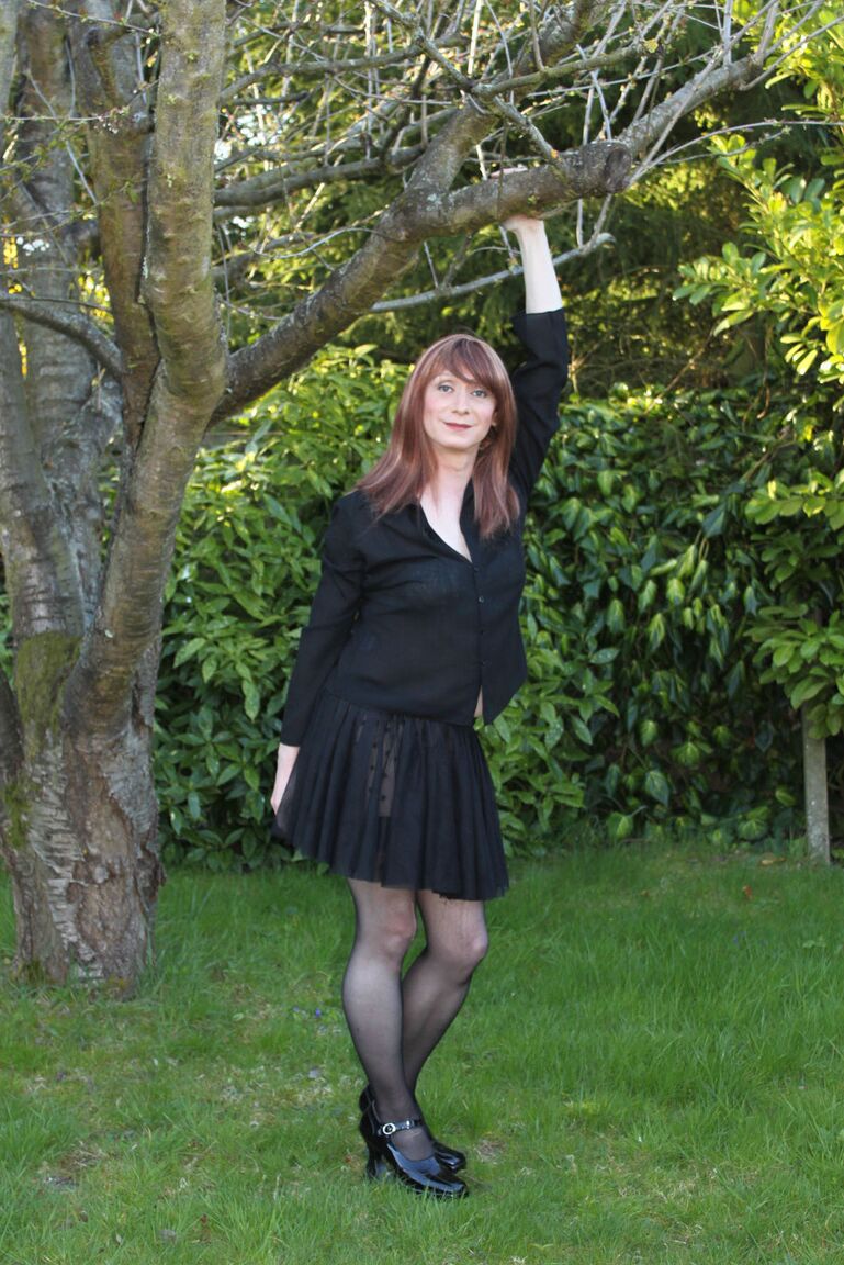 15P Lucimay adore sortir sa bite de tgirl quand elle est dehors