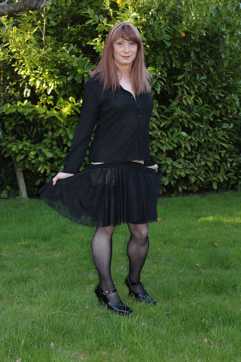 15P Lucimay adore sortir sa bite de tgirl quand elle est dehors