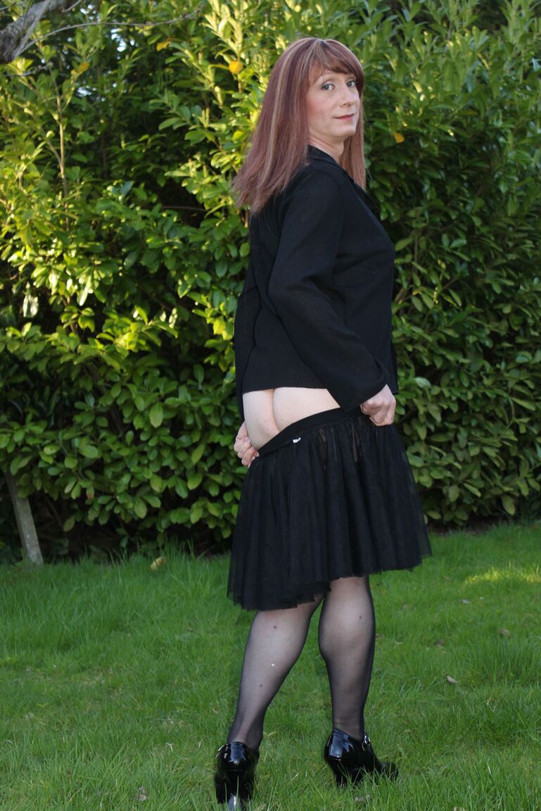 15P Lucimay adore sortir sa bite de tgirl quand elle est dehors