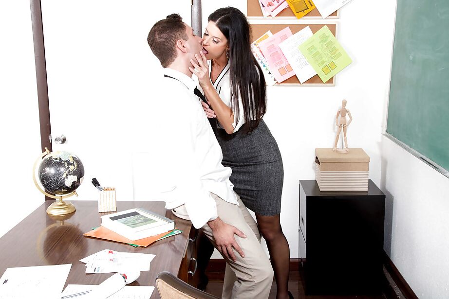 16P Professora MILF India Summer pega se masturbando por um aluno antes de transar com ele