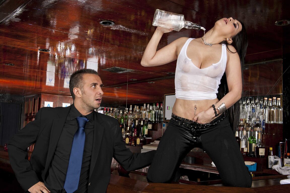 21P La morena tetona con ansias de sexo Valerie Kay se folla a un cliente en el bar