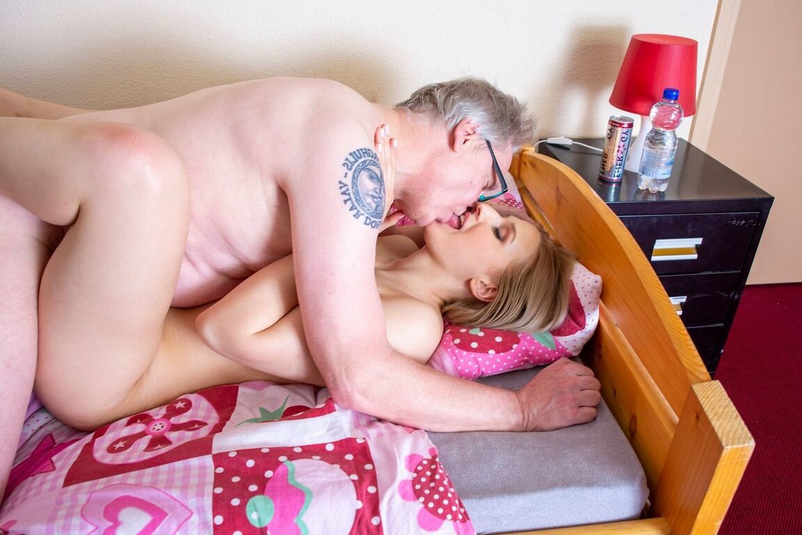 21P La jeune blonde Diane Chrystall suce la bite d'un vieil homme avant de baiser en levrette